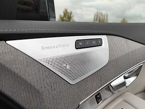 Volvo  Recharge T8 AWD Plug-In-Hybrid Ultra Dark *
