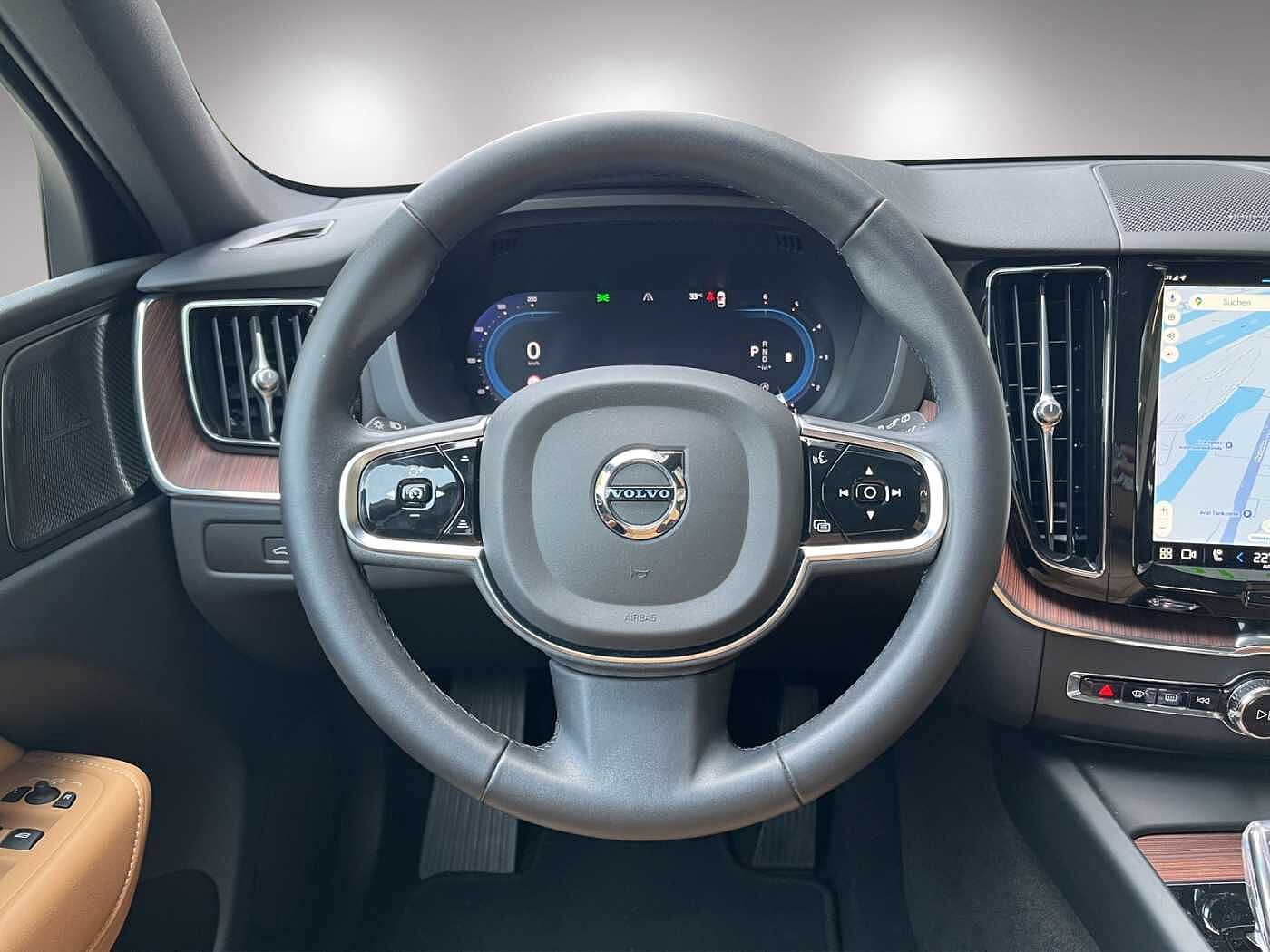 Volvo  Plus Dark 2WD
