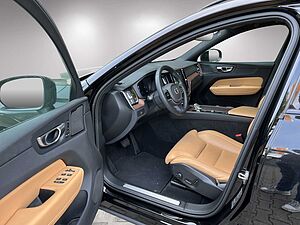 Volvo  Plus Dark 2WD