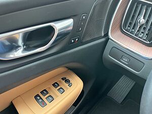Volvo  Plus Dark 2WD