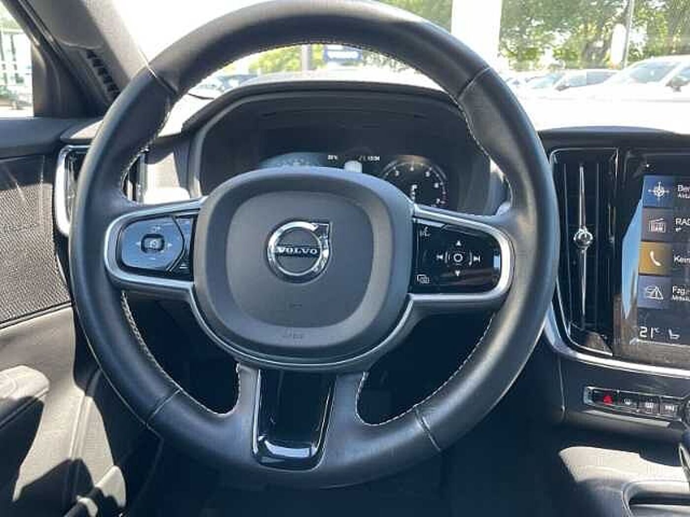 Volvo  Momentum Pro T4 21''LM DAB Harman Keyless Leder Rückf. kam