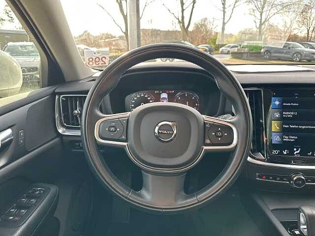 Volvo  Momentum Pro B4 17''LM AHK Lenkradhz DAB Navi Rückfahrkam