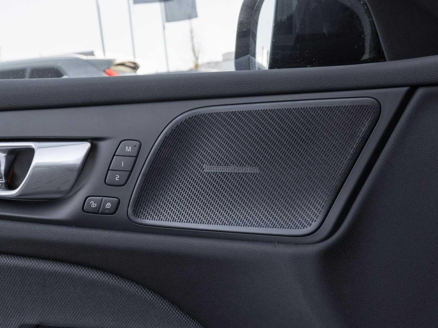 Volvo  Kombi Plus Dark UPE: 64620,-