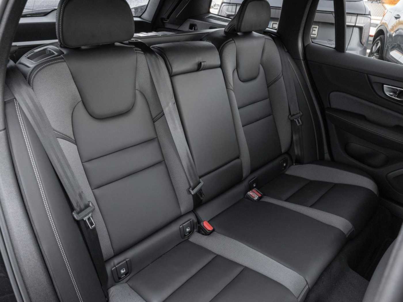 Volvo  Kombi Plus Dark UPE: 64620,-