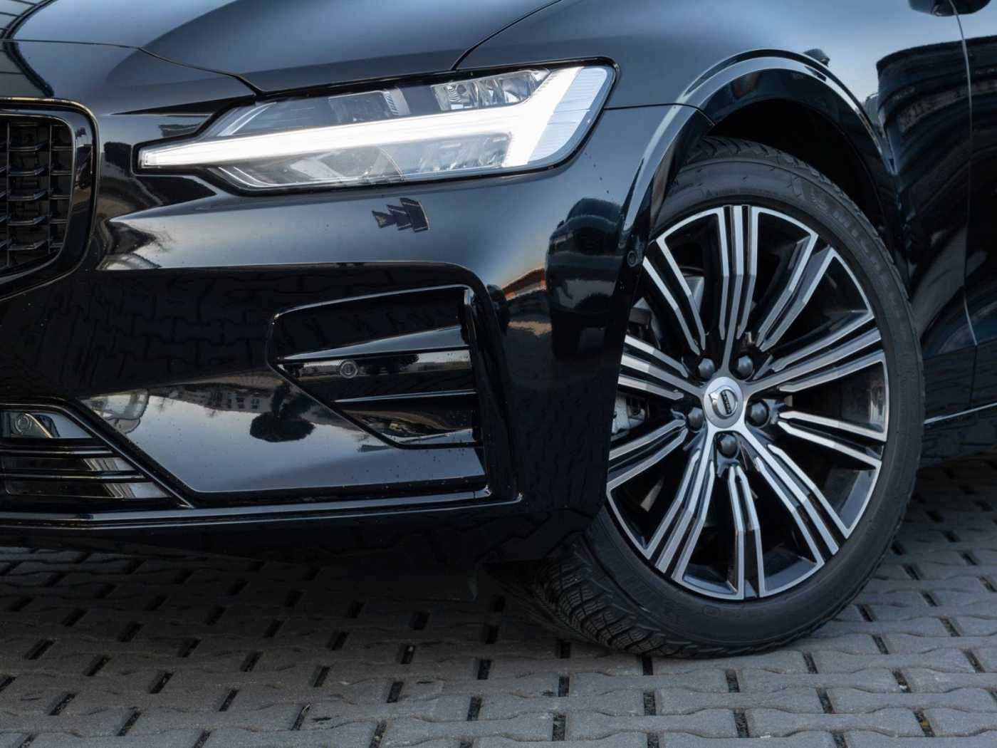 Volvo  Kombi Plus Dark UPE: 64620,-