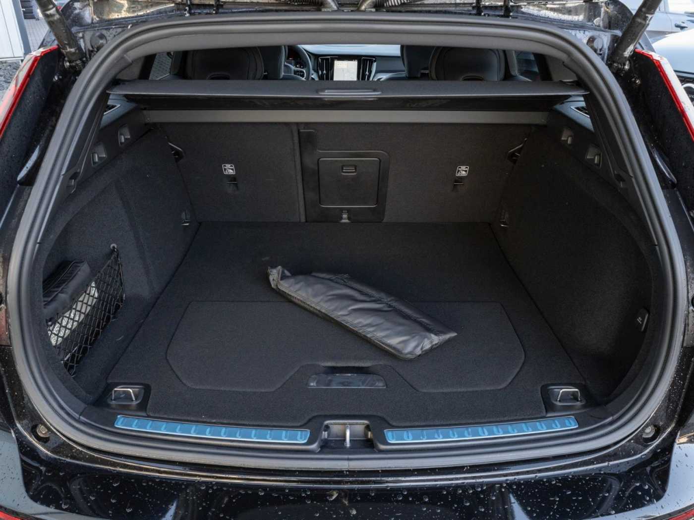 Volvo  Kombi Plus Dark  UPE 63.440,-