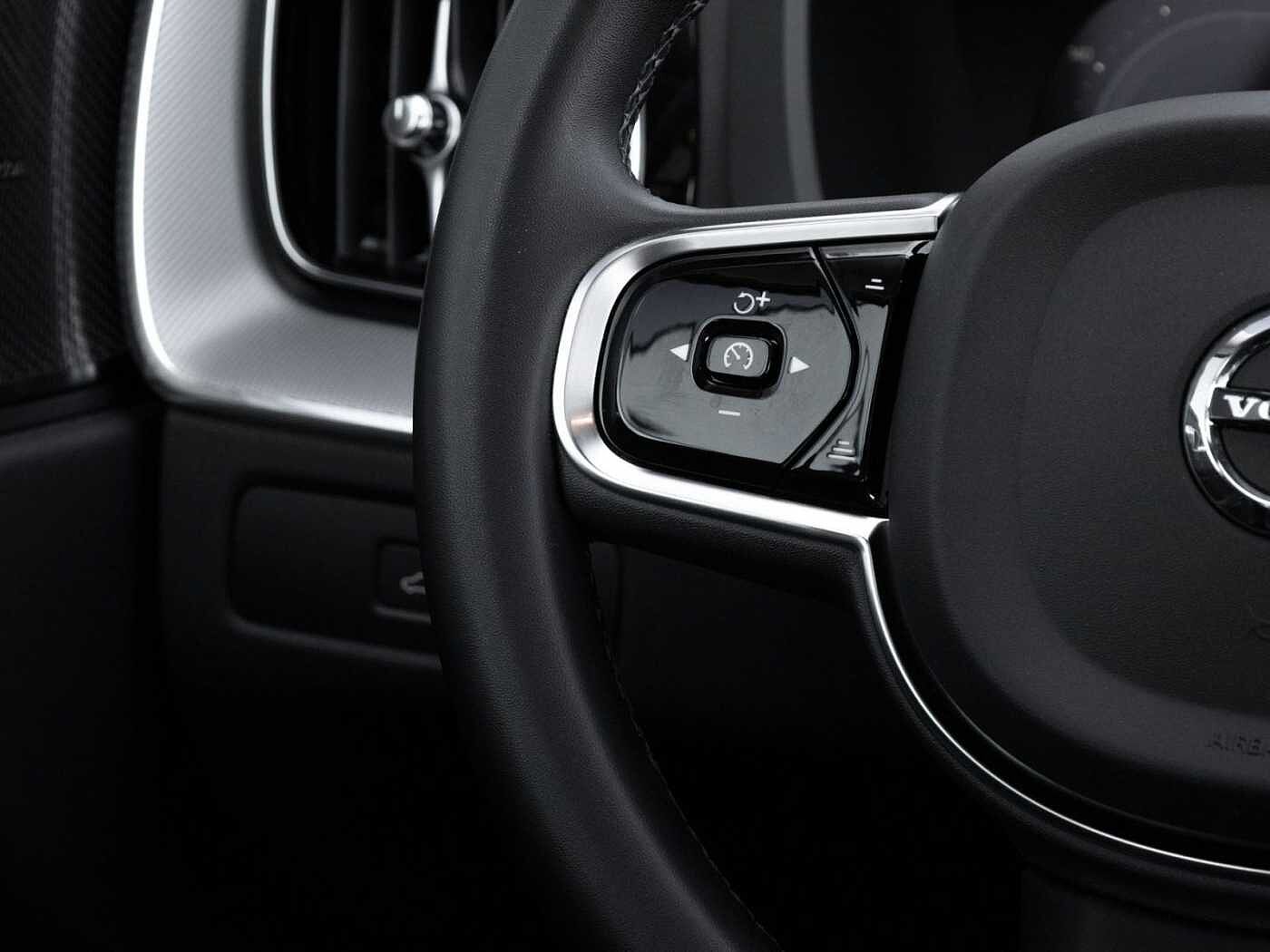 Volvo  XC60 Plus Dark 2WD