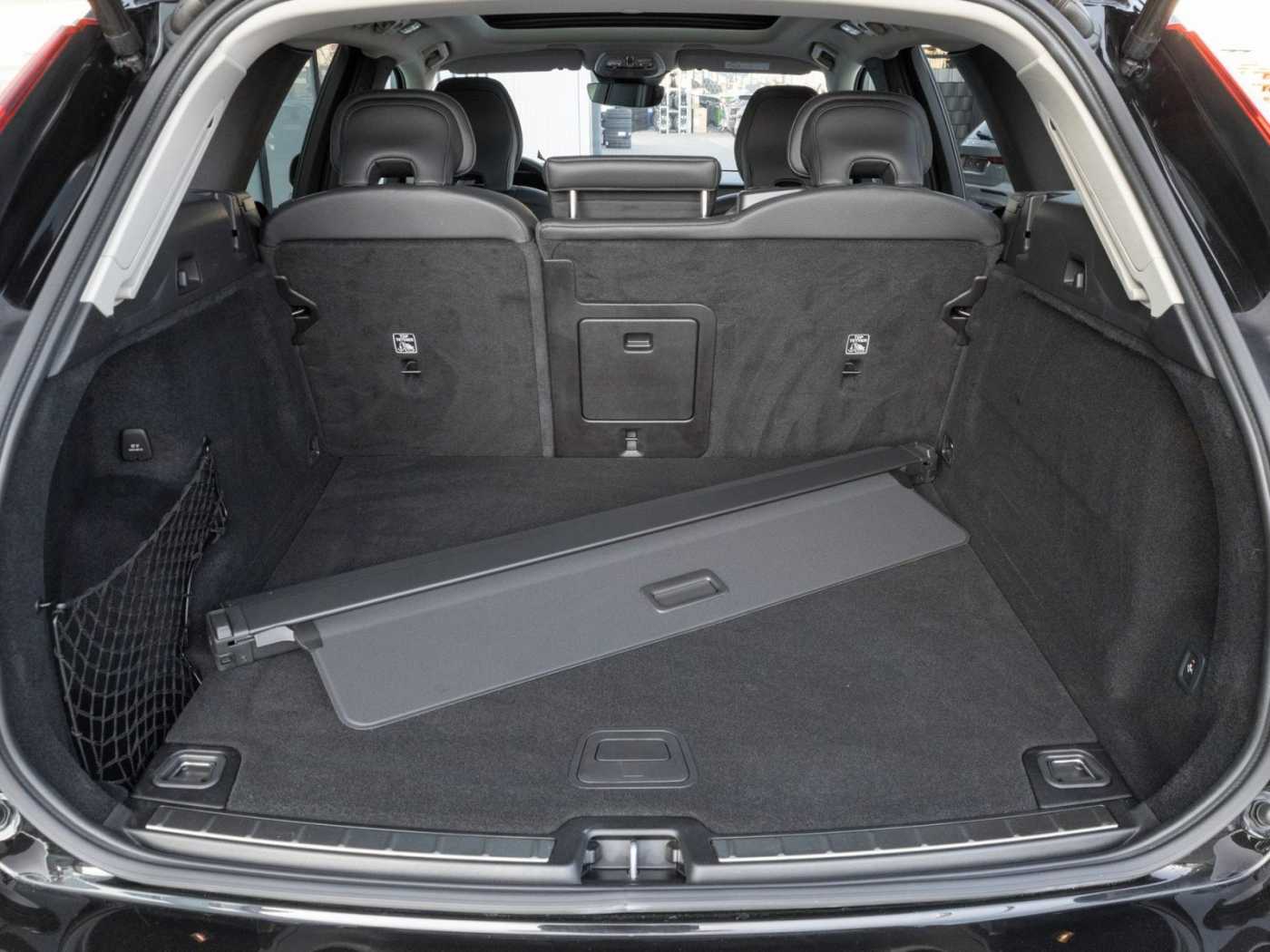 Volvo  XC60 Plus Dark 2WD