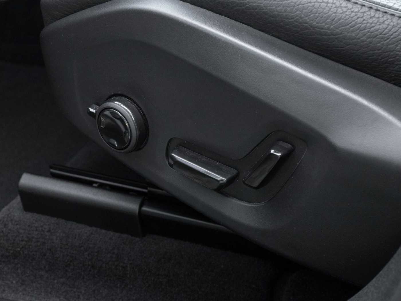 Volvo  XC60 Plus Dark 2WD