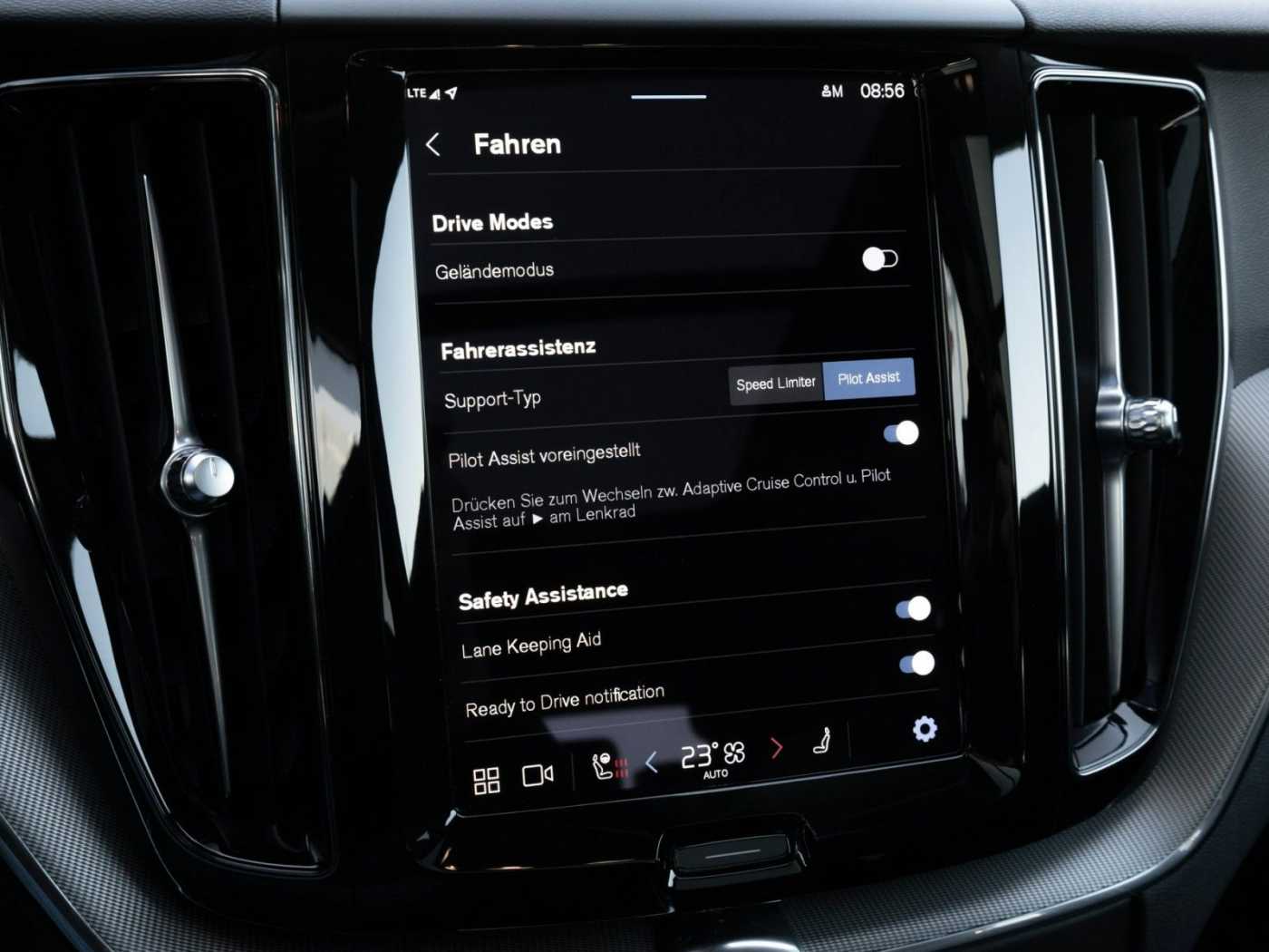 Volvo  XC60 Plus Dark 2WD