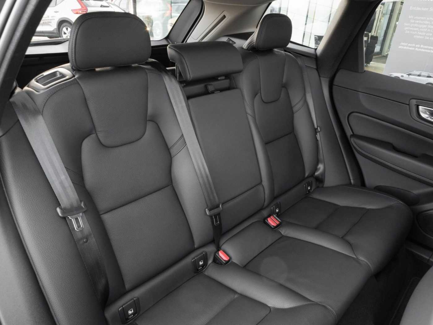 Volvo  XC60 Plus Dark 2WD