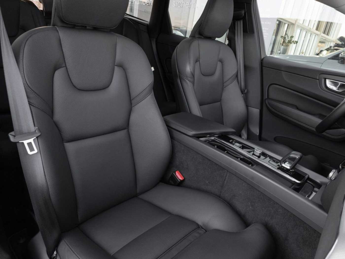 Volvo  XC60 Plus Dark 2WD