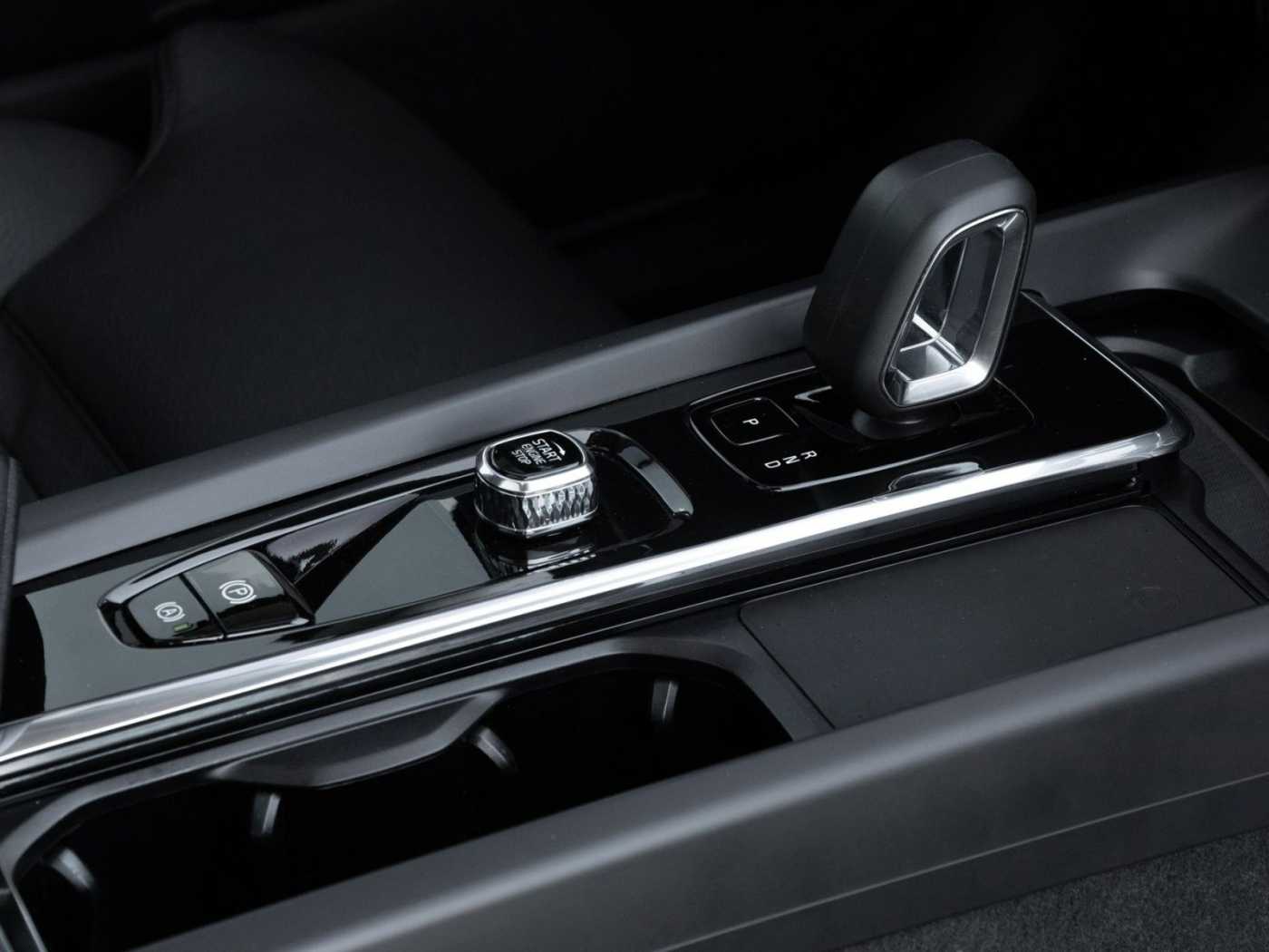 Volvo  XC60 Plus Dark 2WD