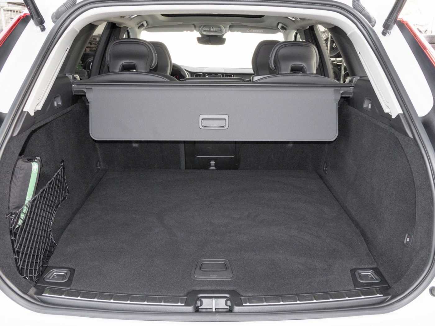 Volvo  Ultimate Dark Recharge Plug-In Hybrid AWD