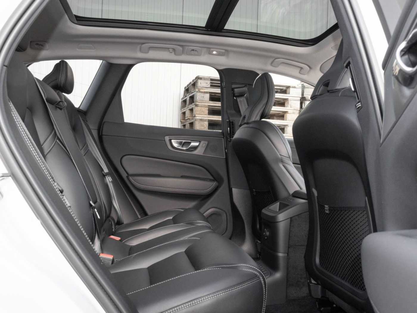 Volvo  Ultimate Dark Recharge Plug-In Hybrid AWD