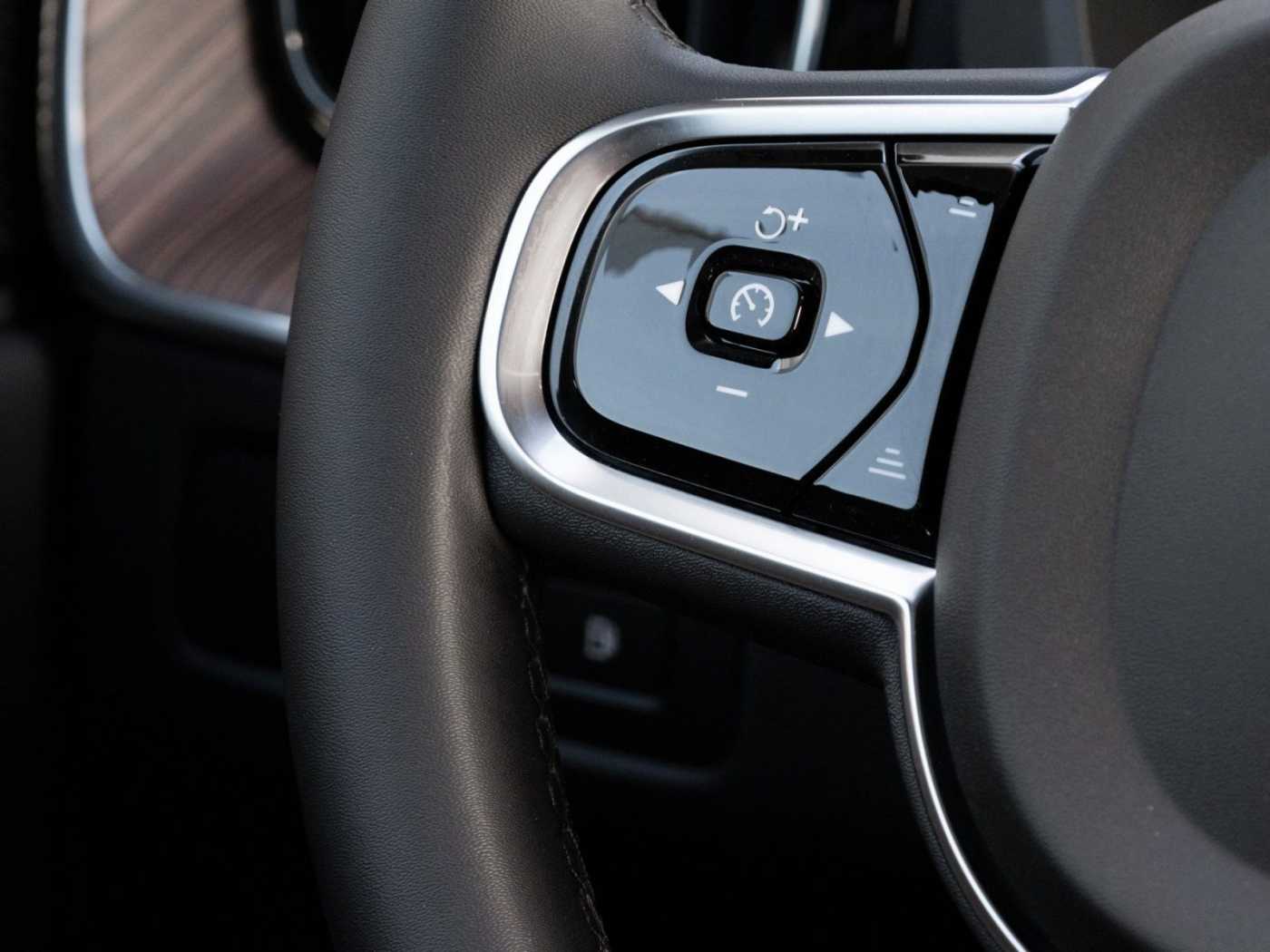 Volvo  Ultimate Dark Recharge Plug-In Hybrid AWD