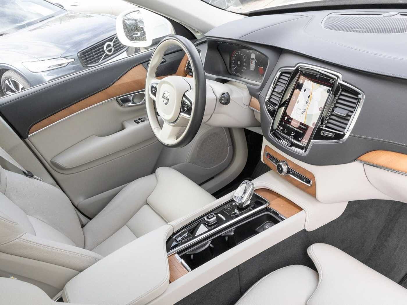 Volvo  Plus Bright Recharge Plug-In Hybrid AWD