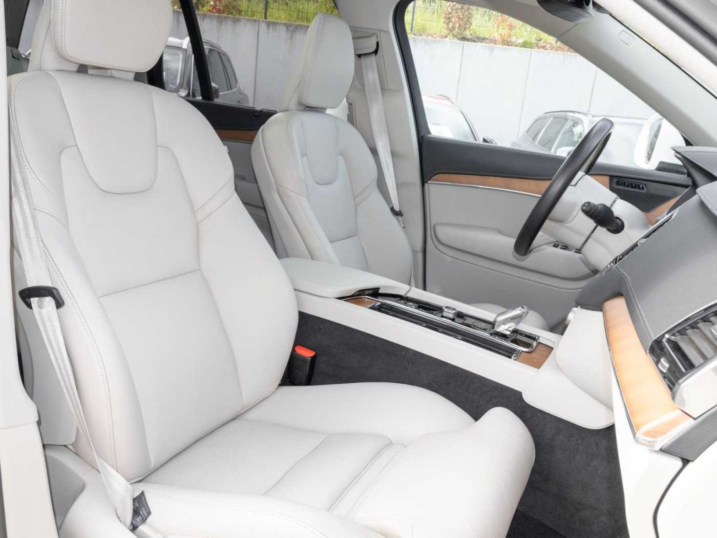 Volvo  Plus Bright Recharge Plug-In Hybrid AWD