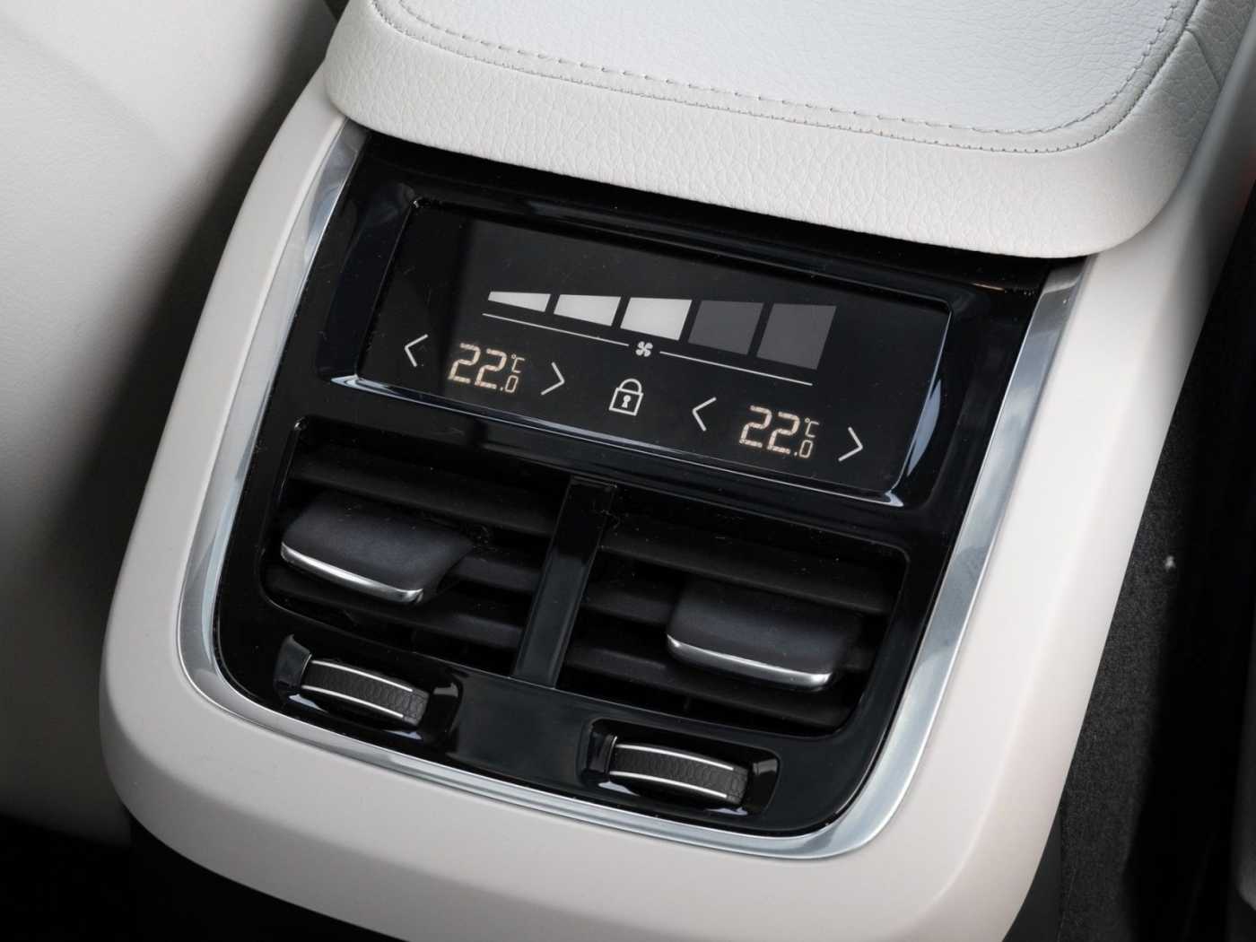 Volvo  Plus Bright Recharge Plug-In Hybrid AWD