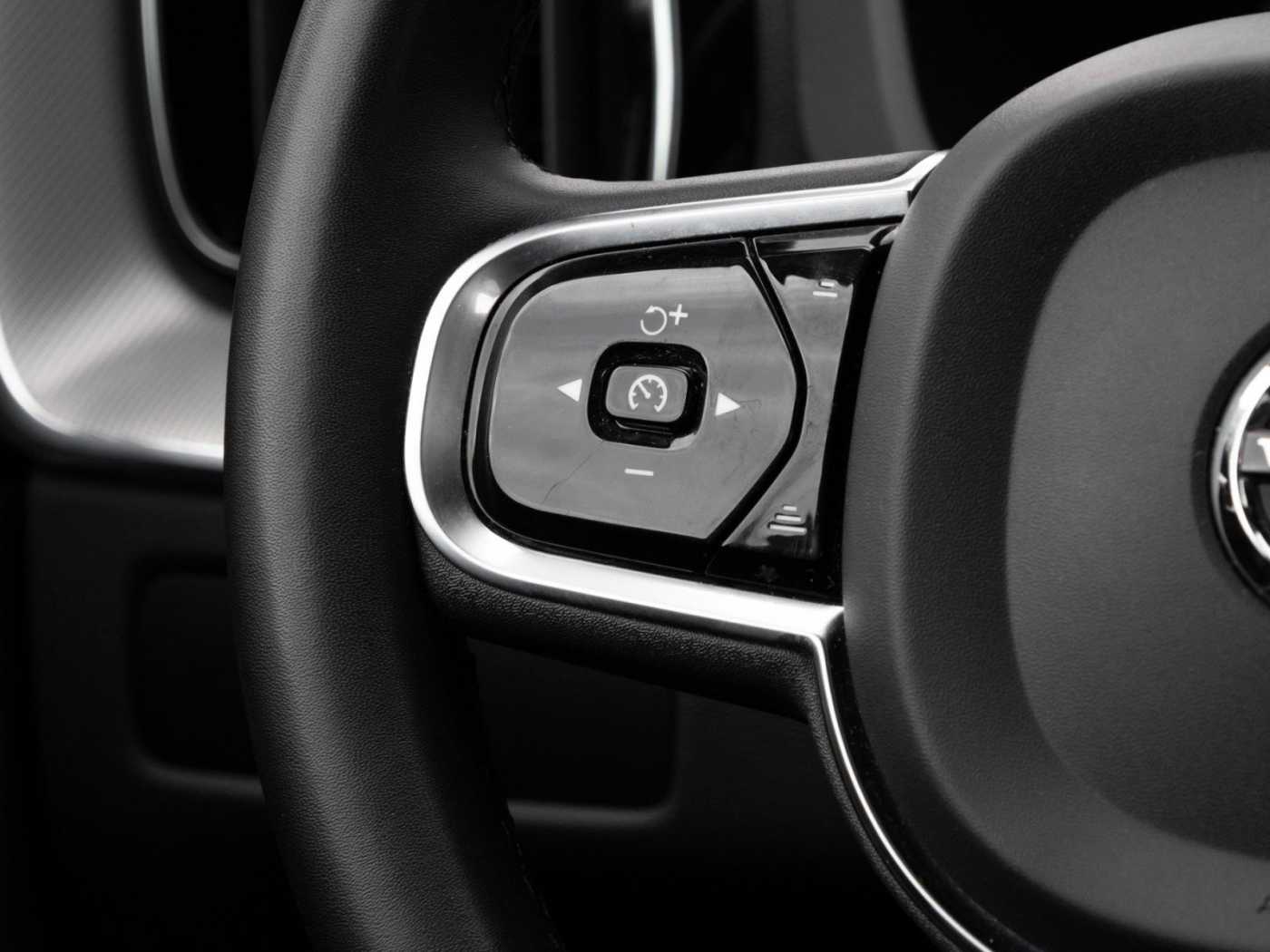Volvo  Plus Dark 2WD