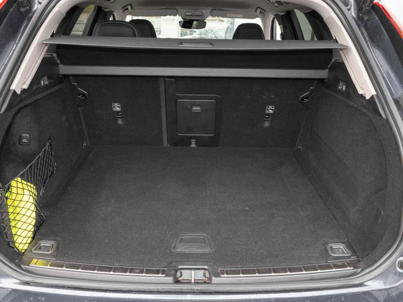 Volvo  Plus Dark 2WD