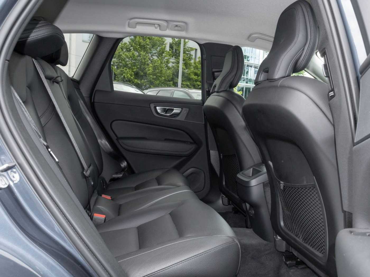 Volvo  Plus Dark 2WD
