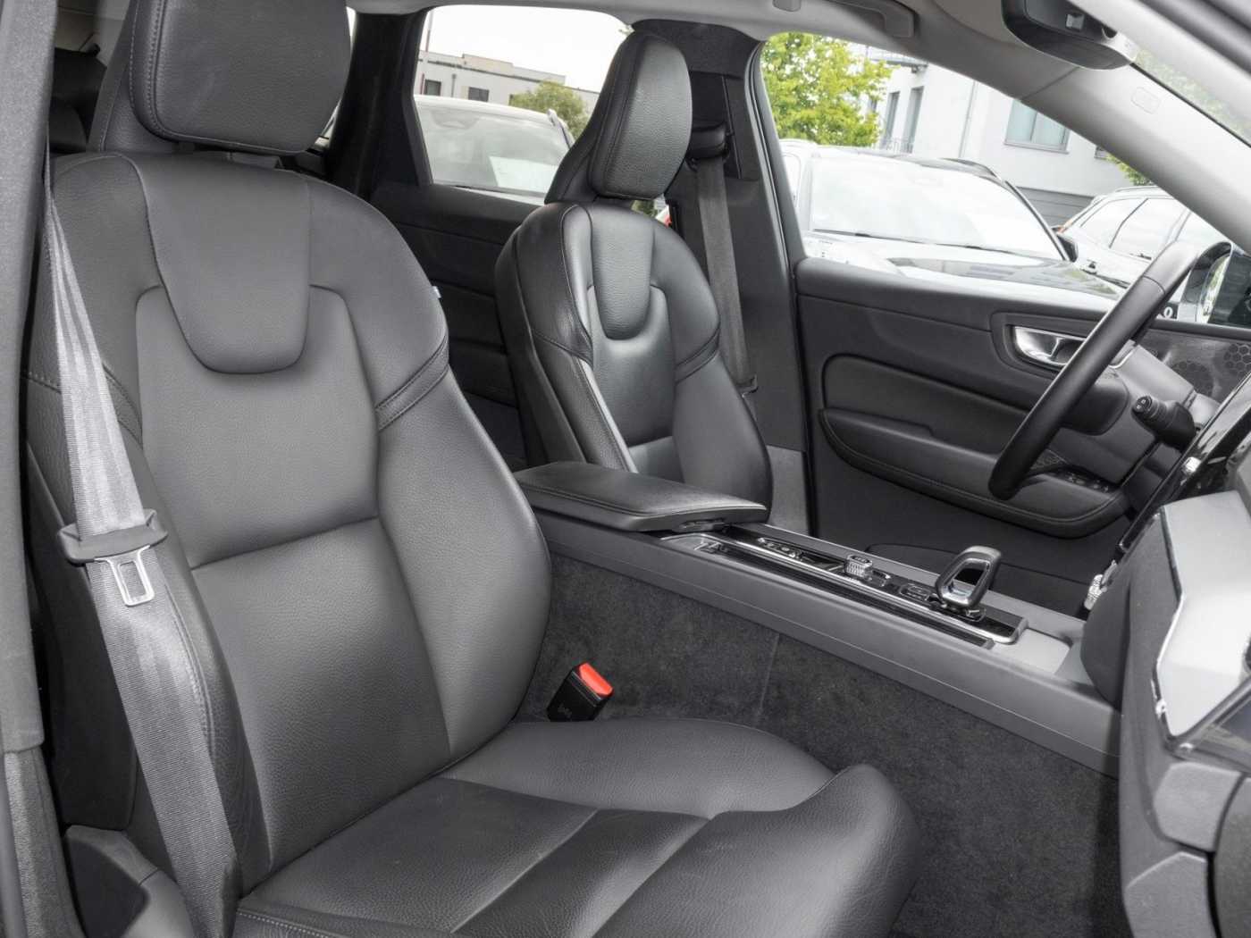 Volvo  Plus Dark 2WD