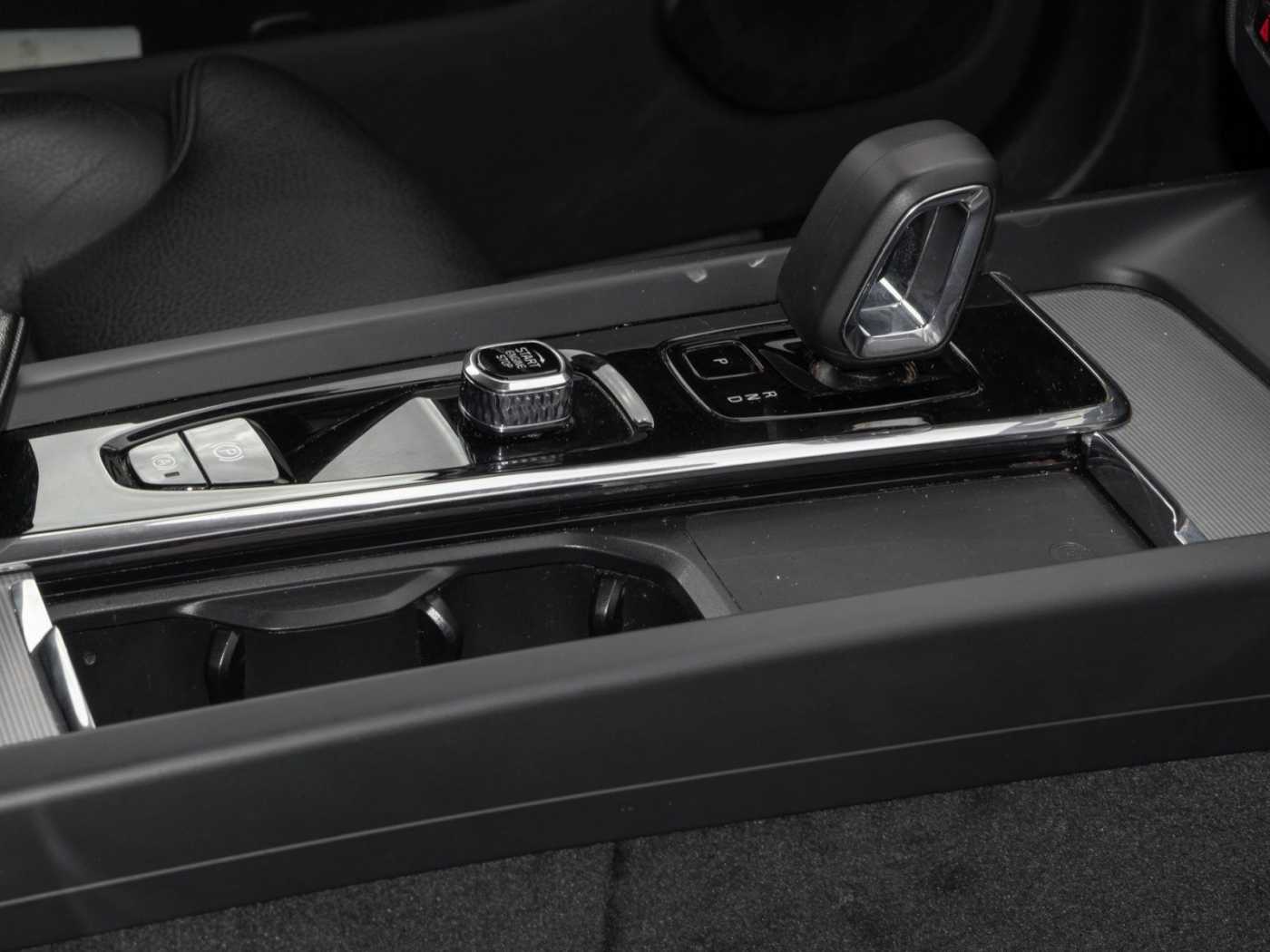 Volvo  Plus Dark 2WD