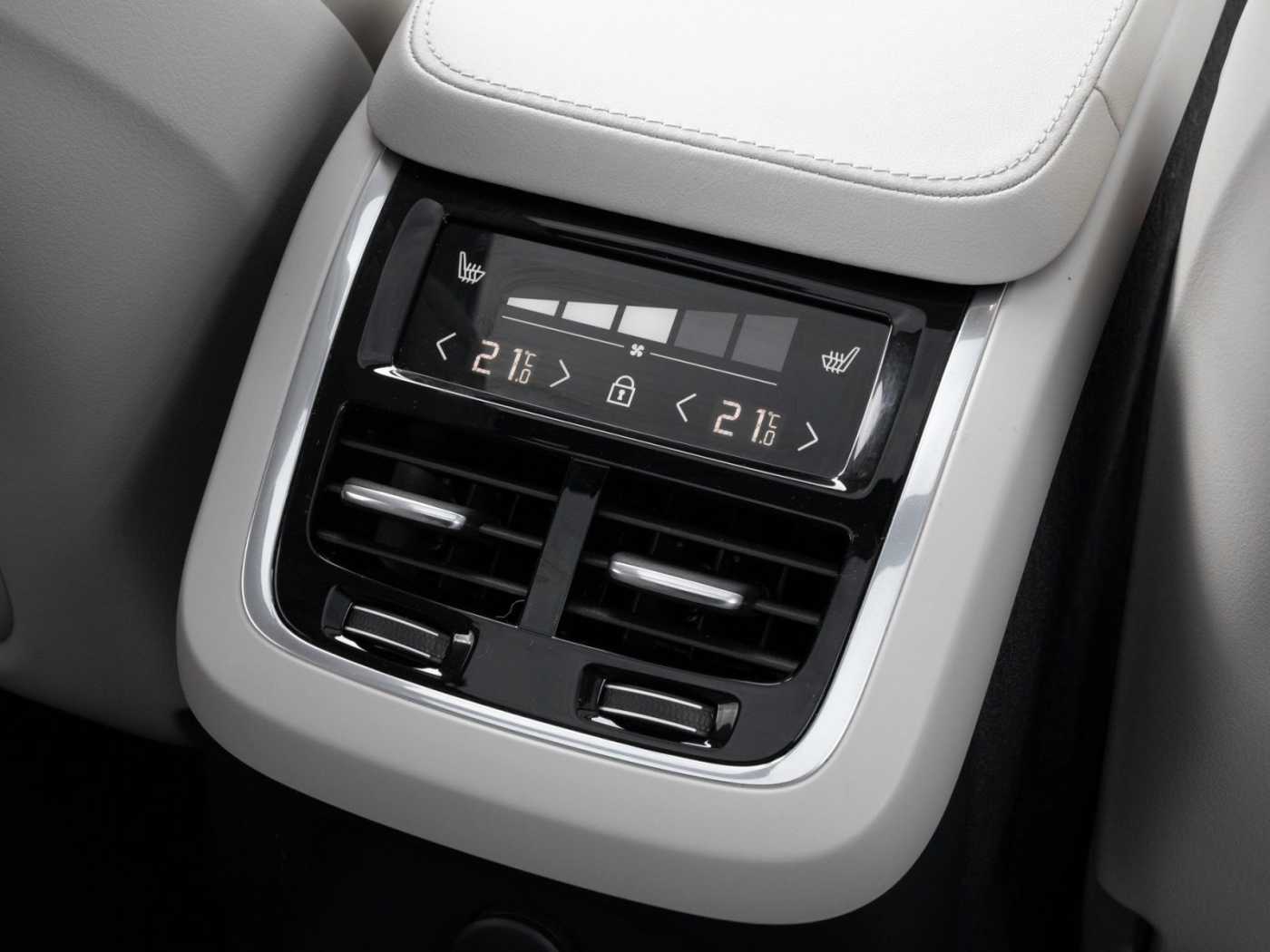 Volvo  Ultimate Bright Recharge PHEV AWD