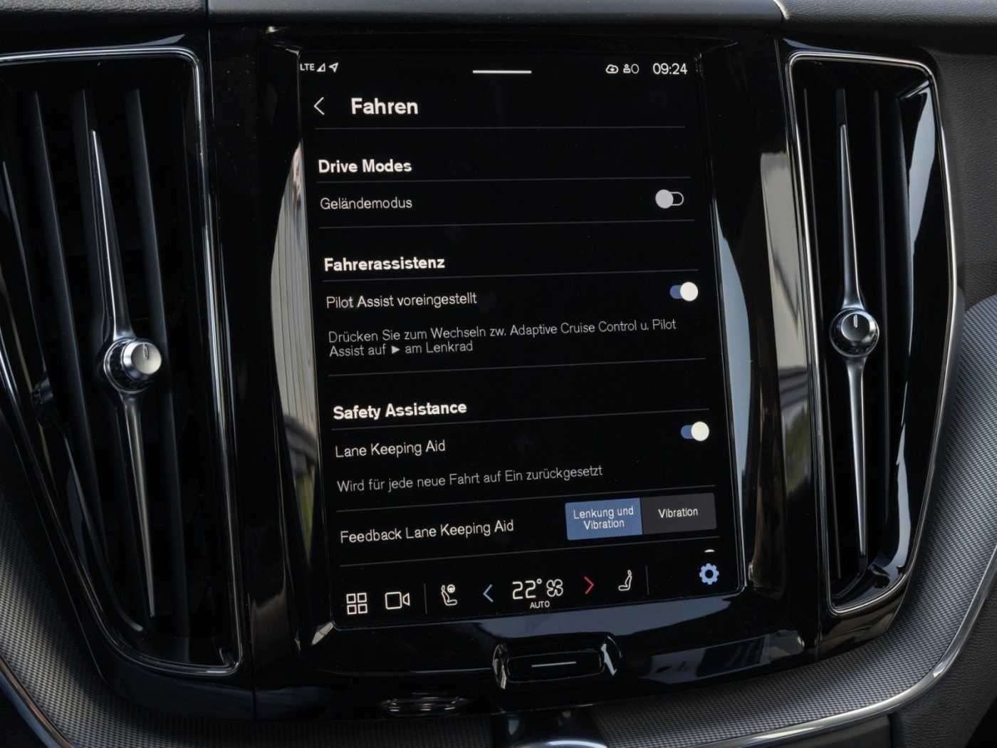 Volvo  Plus Dark AWD