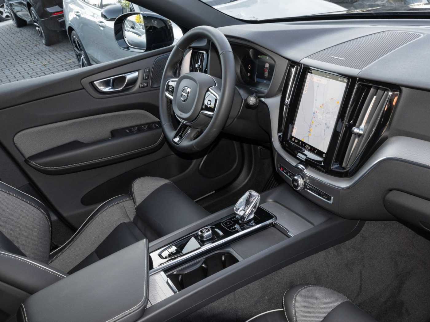Volvo  Plus Dark AWD