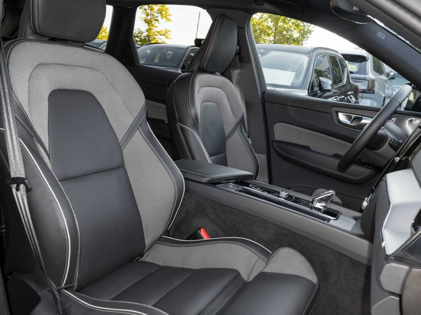 Volvo  Plus Dark AWD