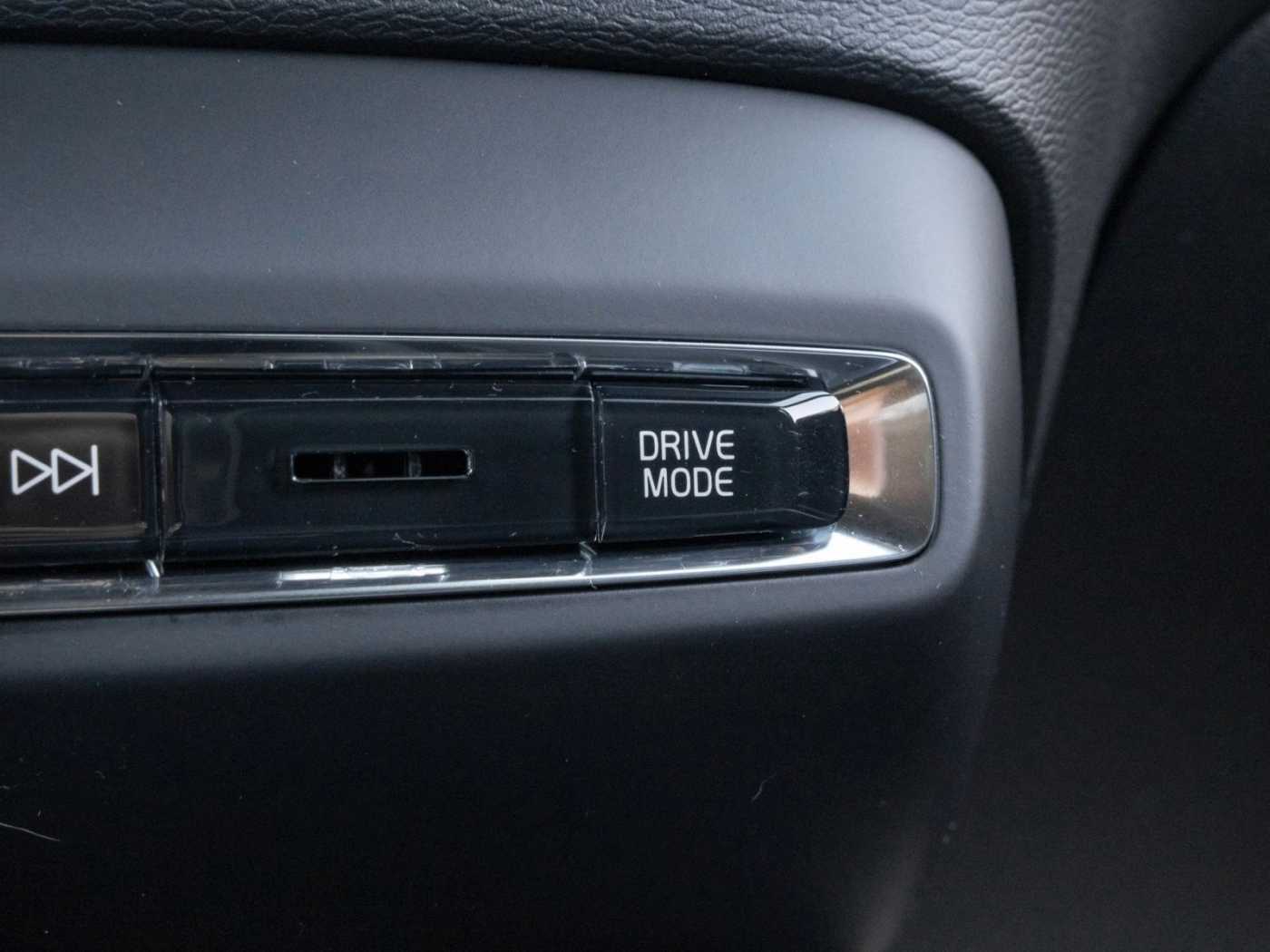 Volvo  R Design Recharge Plug-In Hybrid 2WD