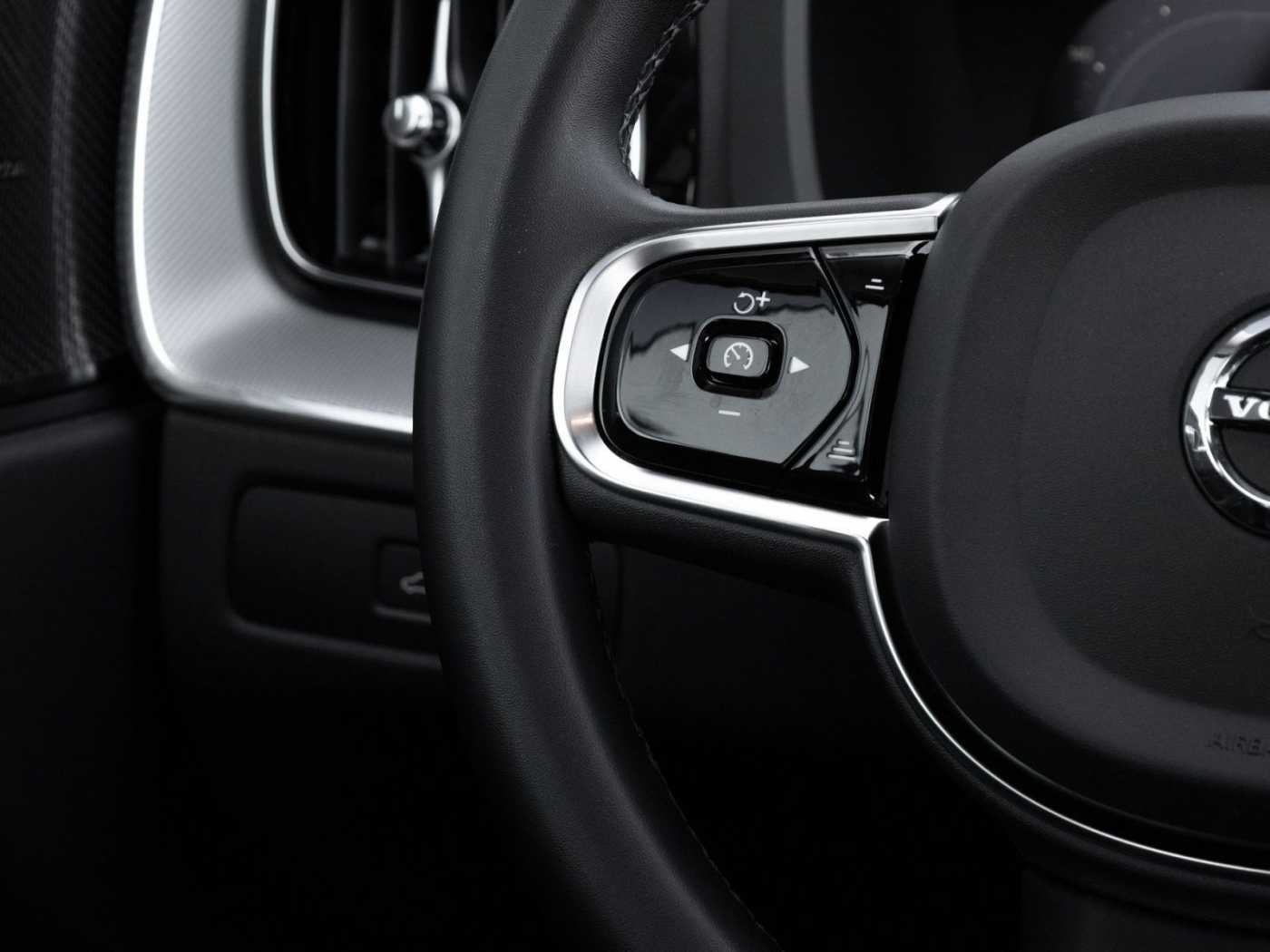 Volvo  Plus Dark 2WD