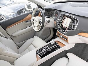 Volvo  Plus Bright Recharge Plug-In Hybrid AWD