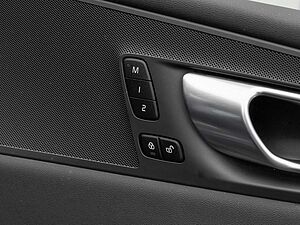 Volvo  Plus Dark 2WD