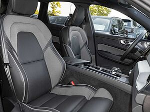 Volvo  Plus Dark AWD