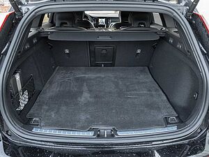 Volvo  Kombi Plus Dark UPE: 64620,-