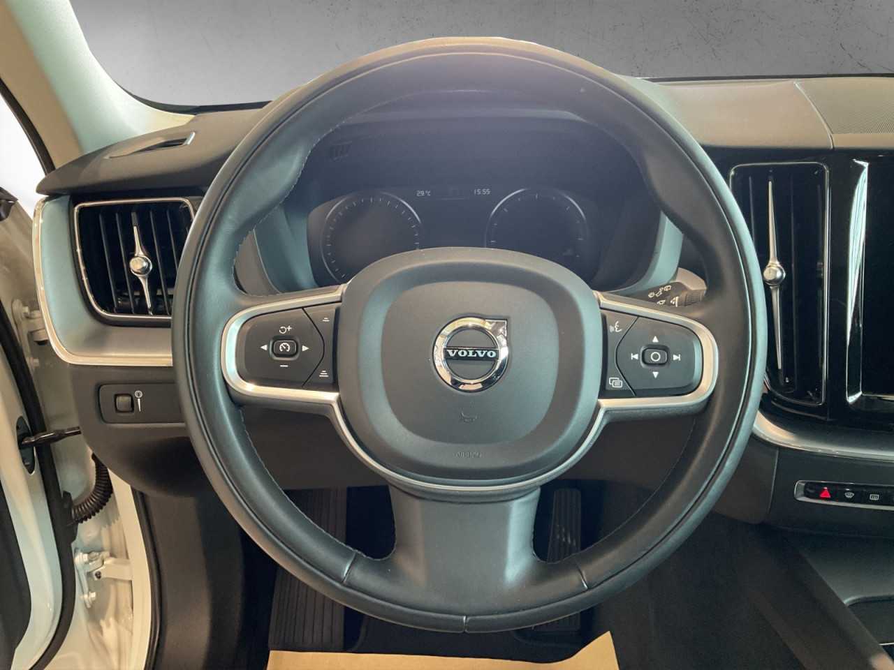 Volvo  XC 60 Momentum Pro 2WD Bluetooth Navi LED Klima Einparkhilfe el. Fenster