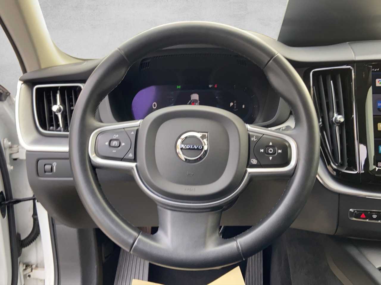 Volvo  XC 60 Momentum Pro 2WD Bluetooth Navi LED Klima Einparkhilfe el. Fenster