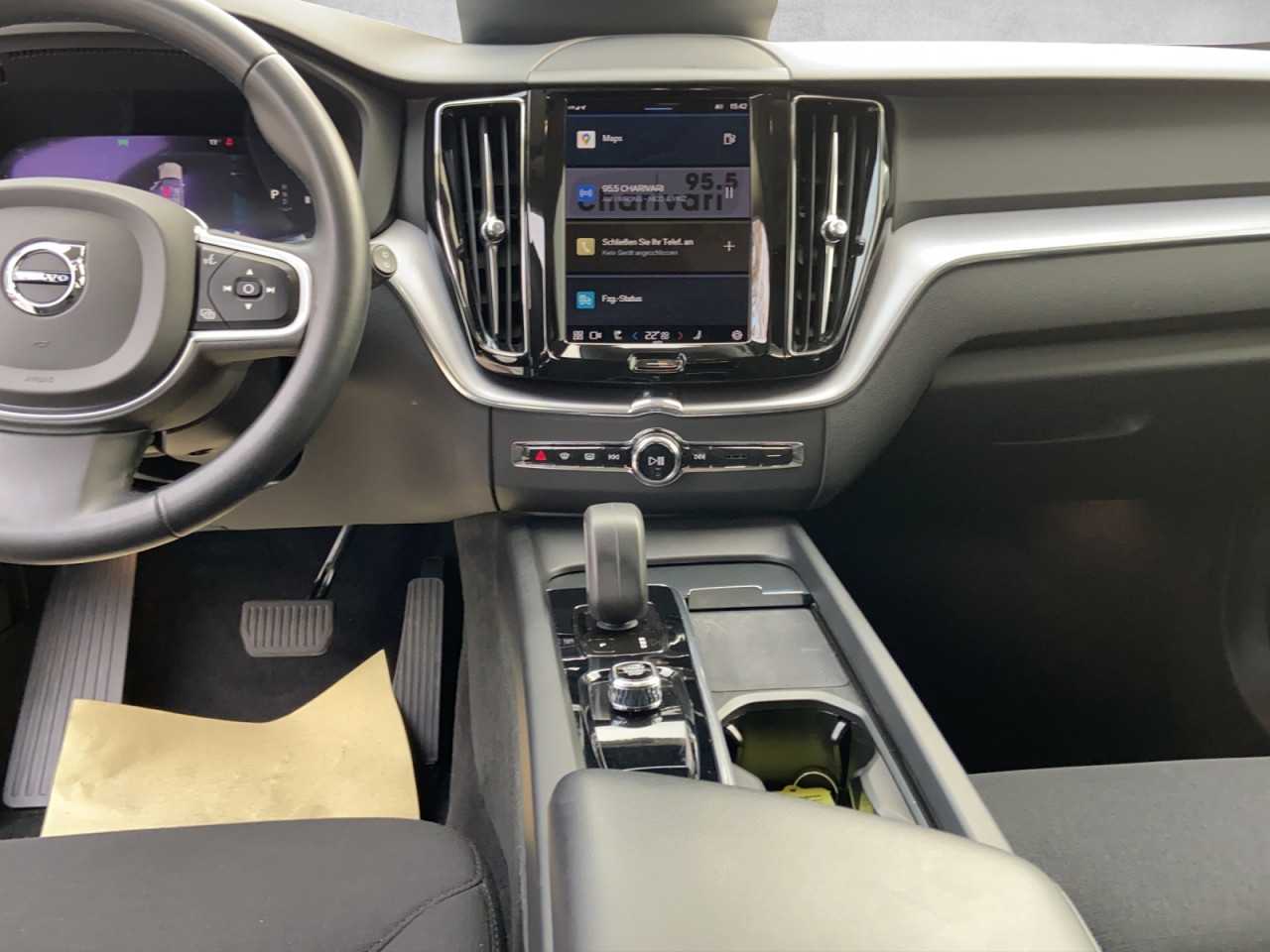 Volvo  XC 60 Momentum Pro 2WD Bluetooth Navi LED Klima Einparkhilfe el. Fenster