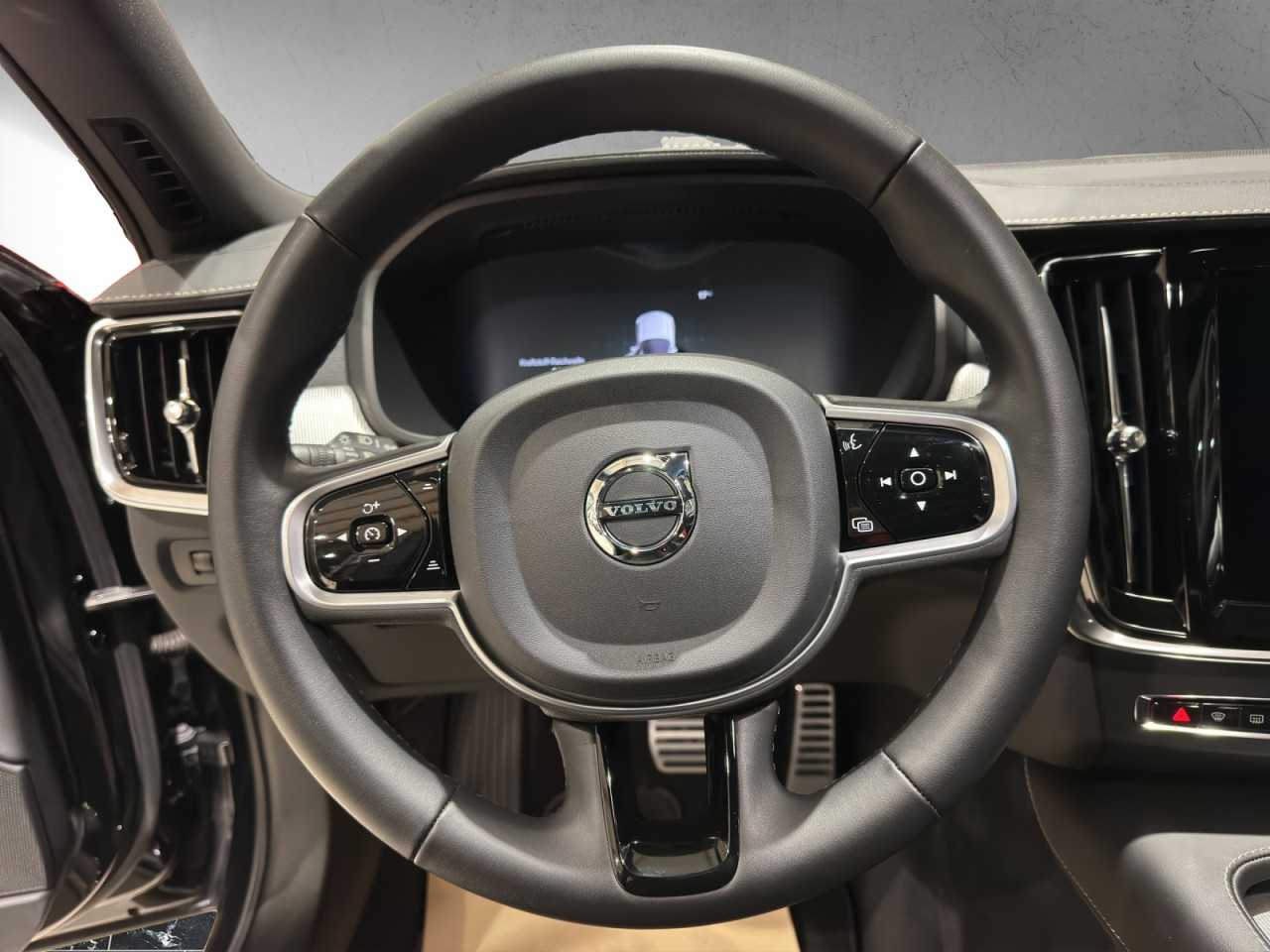 Volvo  V90 R Design Bluetooth Navi LED Klima Einparkhilfe el. Fenster