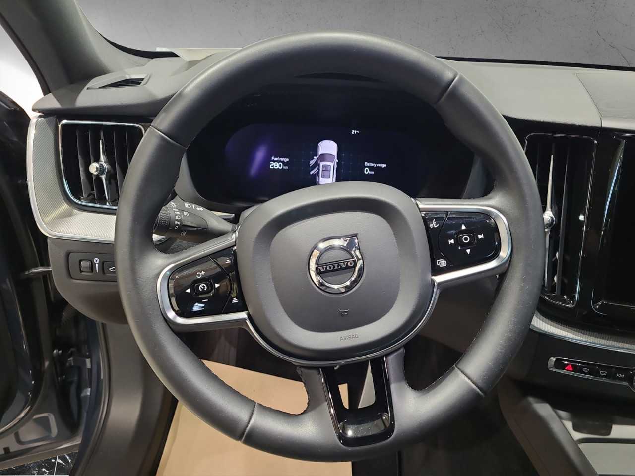 Volvo  XC 60 R Design Recharge Plug-In Hybrid AWD Bluetooth Navi LED Klima Einparkhilfe