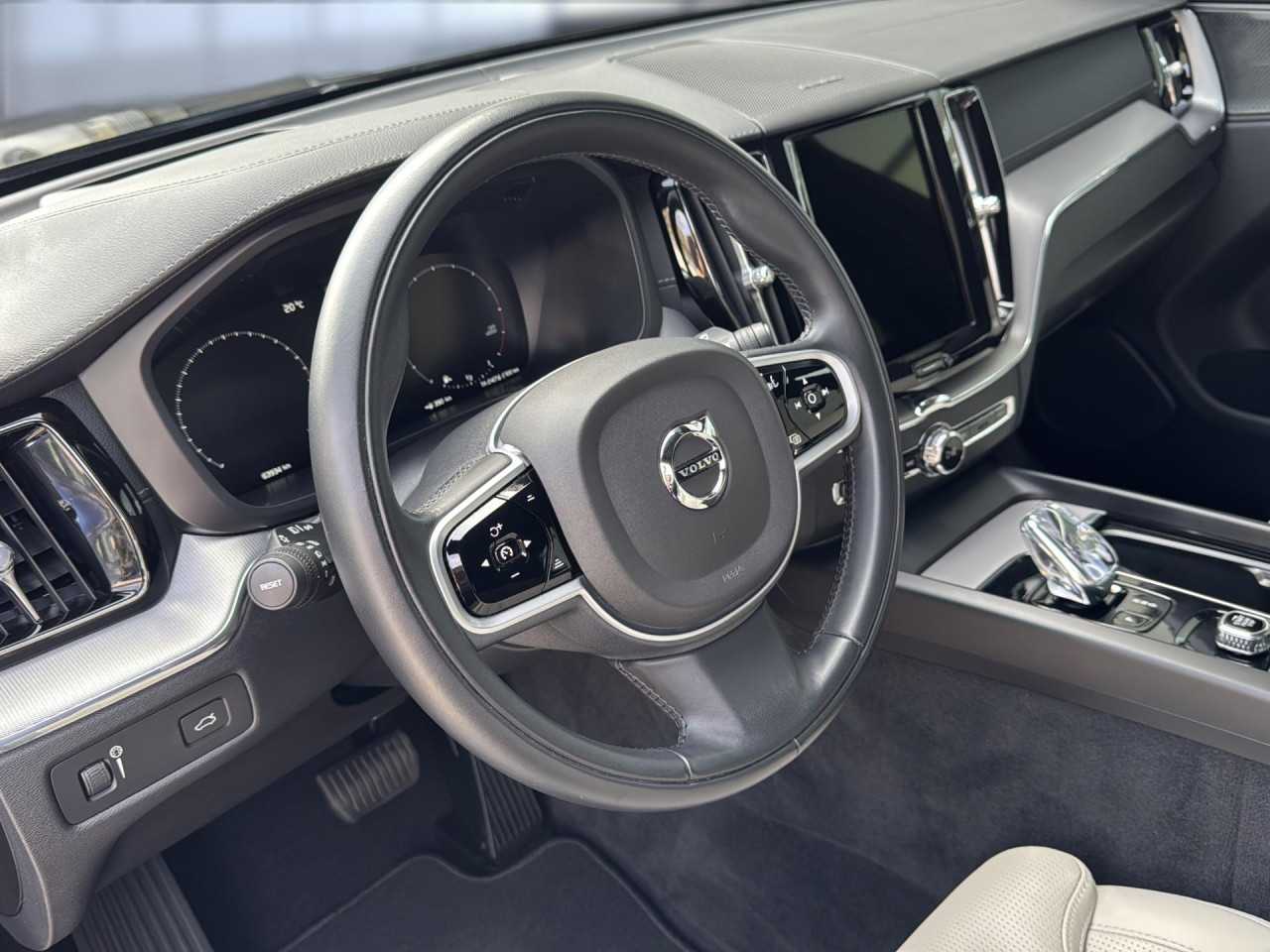 Volvo  XC60 Navi LED Vollleder Klima Einparkhilfe el. Fenster