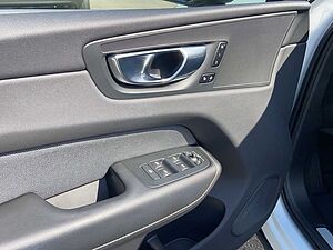 Volvo  XC 60 R Design 2WD Bluetooth Navi LED Klima Einparkhilfe el. Fenster