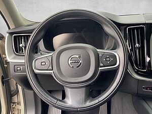 Volvo  XC 60 Momentum Pro 2WD Bluetooth Navi LED Klima Einparkhilfe el. Fenster