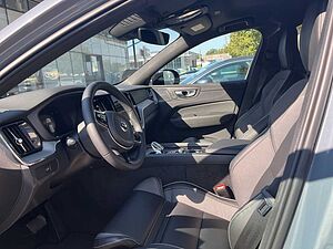 Volvo  XC 60 Plus Dark 2WD Bluetooth LED Klima Einparkhilfe el. Fenster