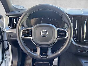 Volvo  XC 60 R Design 2WD Bluetooth Navi LED Klima Einparkhilfe el. Fenster