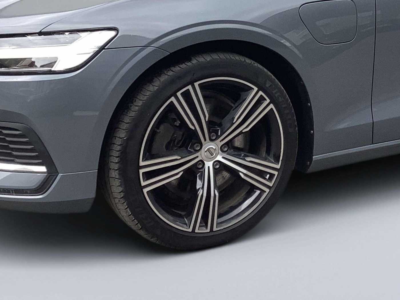 Volvo  Core Plug-In Hybrid AWD