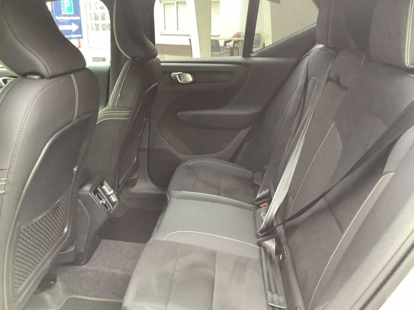 Volvo  B3 FWD Plus Dark